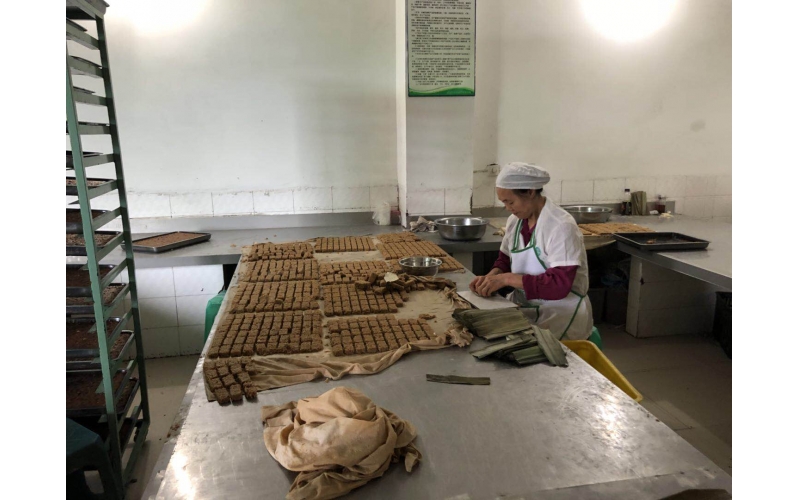 宜賓電子商務(wù)產(chǎn)業(yè)園一行走訪綠動商貿(mào)有限公司